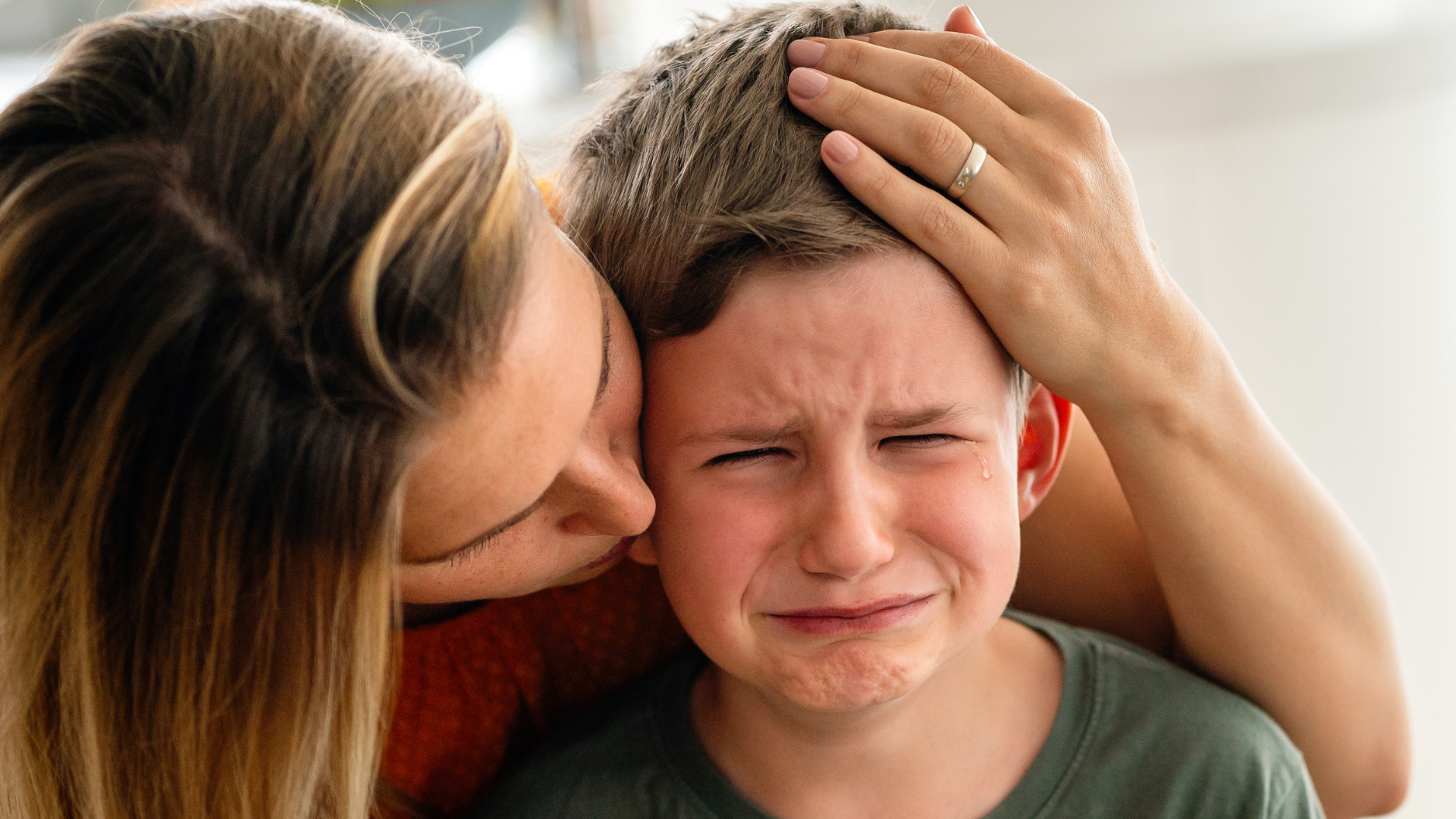 Hoogbegaafd kind met intense emoties met een moeder die troost.
